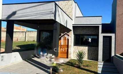 Casa com excelente acabamento em condomínio fechado