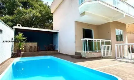 Cabo Frio: Casa Duplex Mobiliada 2 Suítes com Piscina e Churrasqueira