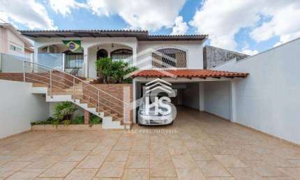 Essa casa é para quem procura por espaço e uma ótima localização!