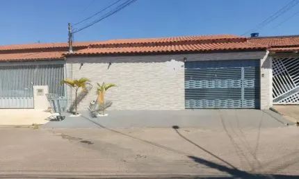 Casa para Venda em Brasília, Taguatinga Norte (Taguatinga), 3 dormitórios, 1 suíte, 1 banheiro, 4 vagas