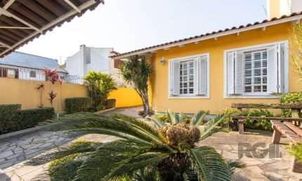 Casa para Venda - 254m², 4 dormitórios, sendo 3 suites, 5 vagas - Espirito Santo