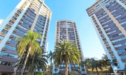 Apartamento de três dormitórios, suíte e duas vagas de garagem no bairro Higienópolis em Porto Alegre.