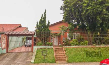 Casa com 4 quartos, vaga de garagem, churrasqueira, com 200m² privativos no centro de Esteio/RS