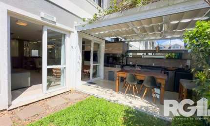 Exclusividade: Luxuosa Casa em Condomínio fechado em Porto Alegre com 4 suítes, 2 vagas, infraestrutura completa localizado 5 min do Iguatemi.