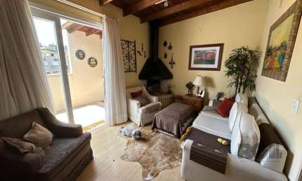 Vende-se bela cobertura 2 quartos com suíte, vaga escriturada e lareira no bairro Petrópolis