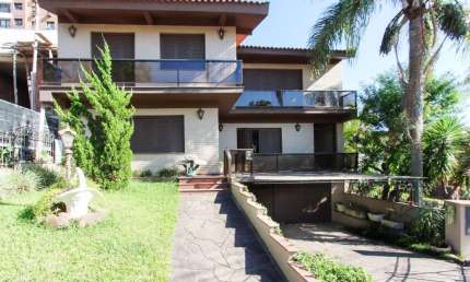 Casa a venda com 03 dormitórios, living 03 ambientes com vista para o Rio.