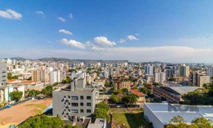 Apartamento de quatro quartos, suíte e duas vagas de garagem no bairro Rio Branco em Porto Alegre.