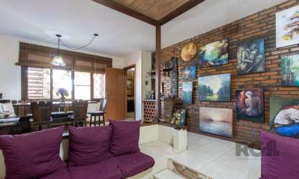 Casa de alvenaria  com 5 dormitórios, 1 suíte, living com lareira, cozinha planejada, área gourmet com churrasqueira, pátio e 2 vagas de garagem coberta e mais 2 descobertas.