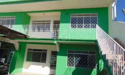 Casa frente, 81,50m2 e 2 apartamento nos fundos térreo e segundo andar.