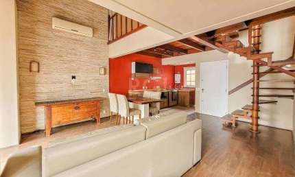 Apartamento 94m² - semi mobiliado, 2 dormitórios, 1 suíte, terraço e 2 vagas de garagem no Moinhos de Vento