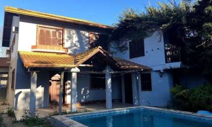 Casa de 365m² - 4 dormitórios sendo 3 suítes e 5 vagas de garagem no bairro Partenon