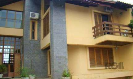 Casa de 370m² - 4 dormitórios, 2 suítes e 4 vagas de garagem no bairro Espírito Santo