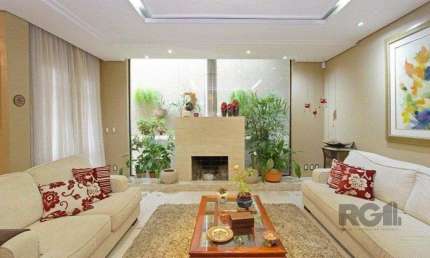 Excelente casa de 330m² com 3 dormitórios, piscina e 3 vagas.