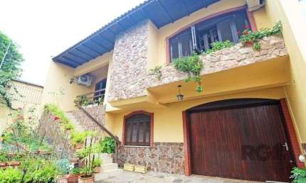 Excelente casa de 154m² com 3 dormitórios e 2 vagas.
