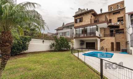 Casa de 484m², 4 dormitórios, 8 vagas no bairro Chácara das Pedras!