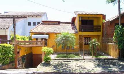 Casa 04 dormitórios, 02 suítes, living 02 ambientes