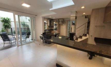 Venda, casa com 3 dormitórios, sendo 2 suítes, piscina, opção para 4º dormitório, 4 vagas, na Chácara das pedras, Porto Alegre RS