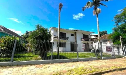 Casa com 351,60m2 de área construída em propriedade de 743m2 no bairro jardim carvalho.