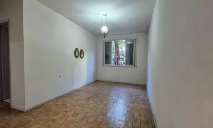 Apartamento amplo, 70m² com 2 quartos e 2 banheiros, no coração da cidade baixa