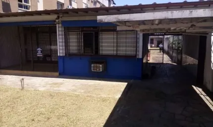 Casa para Venda - 200m², 3 dormitórios, 8 vagas - Cristal