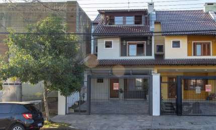 Casa para Venda - 300m², 5 dormitórios, sendo 1 suites, 4 vagas - Portal do Guarujá