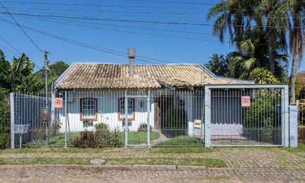 Casa para Venda - 244m², 3 dormitórios, sendo 1 suites, 2 vagas - Guarujá