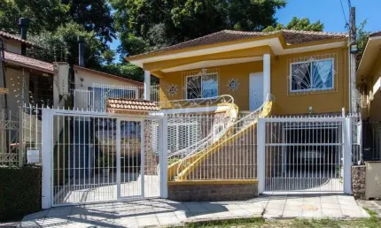 Sobrado à venda no bairro medianeira, reformado, 3 quartos, lareira, churrasqueira, 3 vagas