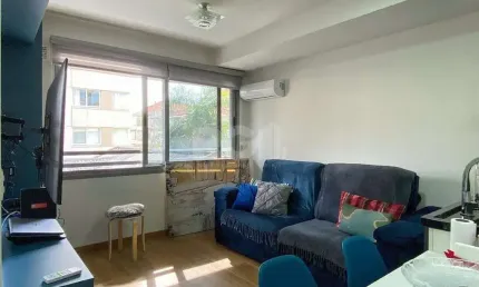 Apartamento em prédio premiado, totalmente montado, no miolo do menino deus