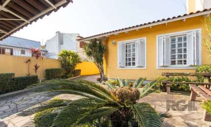 Casa para Venda - 254m², 4 dormitórios, sendo 3 suites, 5 vagas - Espirito Santo