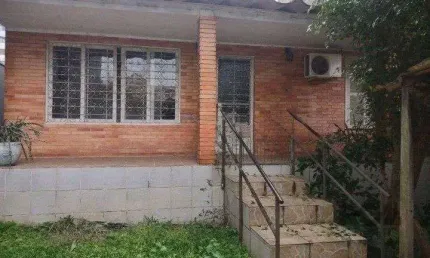 Casa de 2 quartos, com edícula, próximo a av. wenceslau escobar