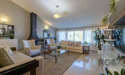 CASA TÉRREA REFORMADA, 3 QUARTOS, SUITE, PÁTIO - BAIRRO CRISTAL