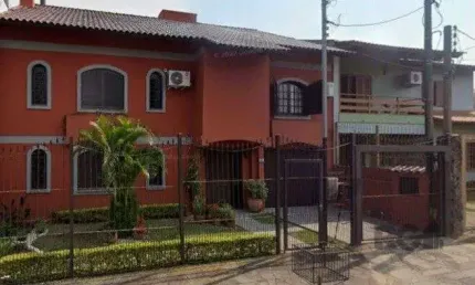 Casa de 04 dormitórios sendo 02 suíte com 03 pavimentos e 03 vagas de garagem.