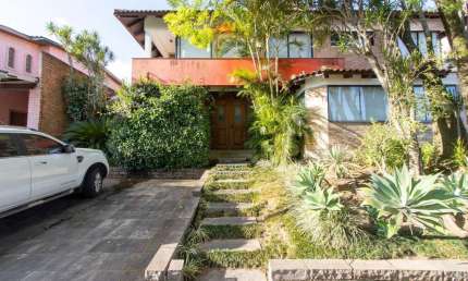 Excelente Casa em Condominio Fechado com 440,60m Dormitórios, sendo 2 Suítess