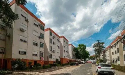 Apartamento reformado de 02 dormitórios perto de supermercados, onibus e farmacias