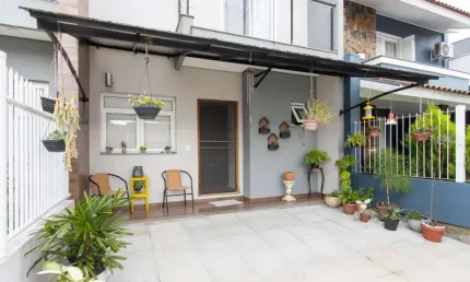 Espaço e conforto definem  este sobrado  3 dormitórios espaçosos, todos com sacada,  elevador!