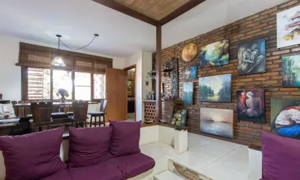 Casa de alvenaria, possui 3 dormitórios, uma suíte, hall de entrada, lavabo,  living com lareira, cozinha ampla com armários, área gourmet com churrasqueira, corredor, pátio e 4 vagas de garagem, uma 