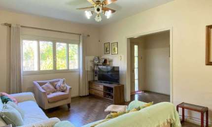 Casa com 4 dormitórios, no bairro Nossa Senhora das Graças em Canoas/RS