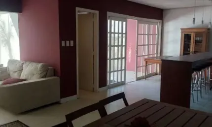 Sobrado com, 3 quartos sendo 1 suíte com hidro, no bairro glória.