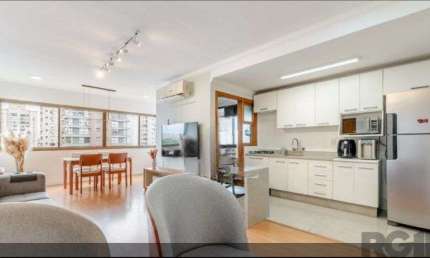 Apartamento de dois dormitórios localizado no bairro passo da areia em porto alegre/rs.