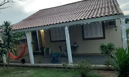 Casa residencial semimobiliada, com 3 quartos, 1 banheiro e 2 vagas de garagem.