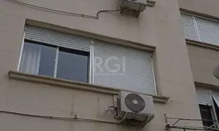 Apartamento com 2 dormitórios ,wc auxiliar, semi - mobiliado, cidade baixa.