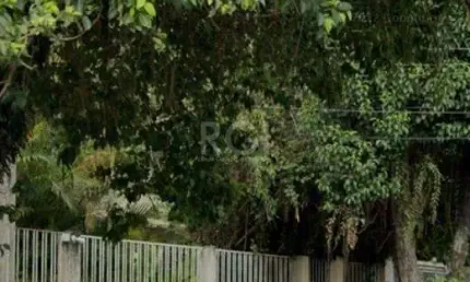 Casa com quatro (4) dormitórios,  duas (2) vagas de garagem, no bairro passo da areia em porto alegre.