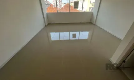 Sala comercial desocupada no edifício baltimore, bairro bom fim em porto alegre.