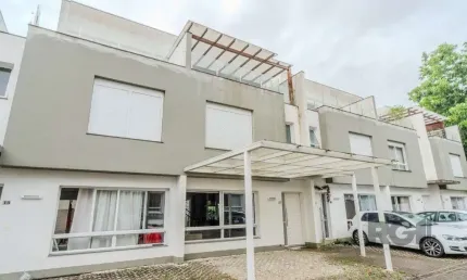 Casa impecável e mobiliada, com 3 niveis, possui 3 dormitórios sendo 1 suíte, 4 banheiros.