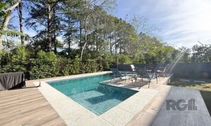 Casa em condomínio com pátio, piscina, 3 suítes e 2 vagas