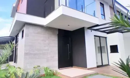 Sobrado para Venda em Joinville, Saguaçu, 3 dormitórios, 1 suíte, 2 banheiros, 2 vagas