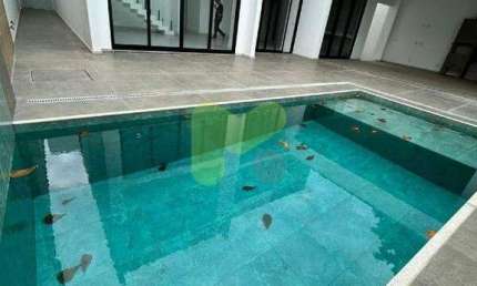 Casa alto padrão, com dois pavimentos em condomínio de alto padrão