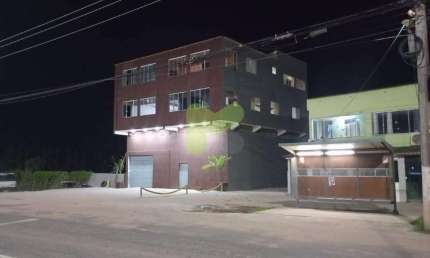 Prédio com loja pé direito 6mts e apartamentos, na estrada Linha Azul.
