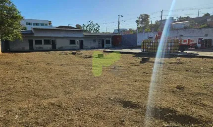 Área em Imboassica, com edificação e infraestrutura.