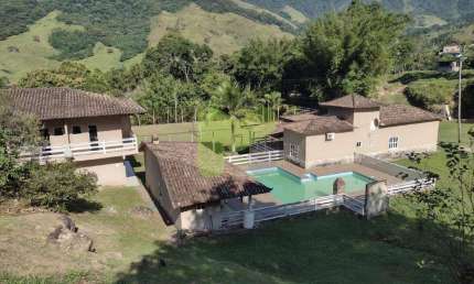 Sítio à venda Bicuda Grande, com casa sede, 3 quartos sendo 1 suite, sala ampla, varanda..